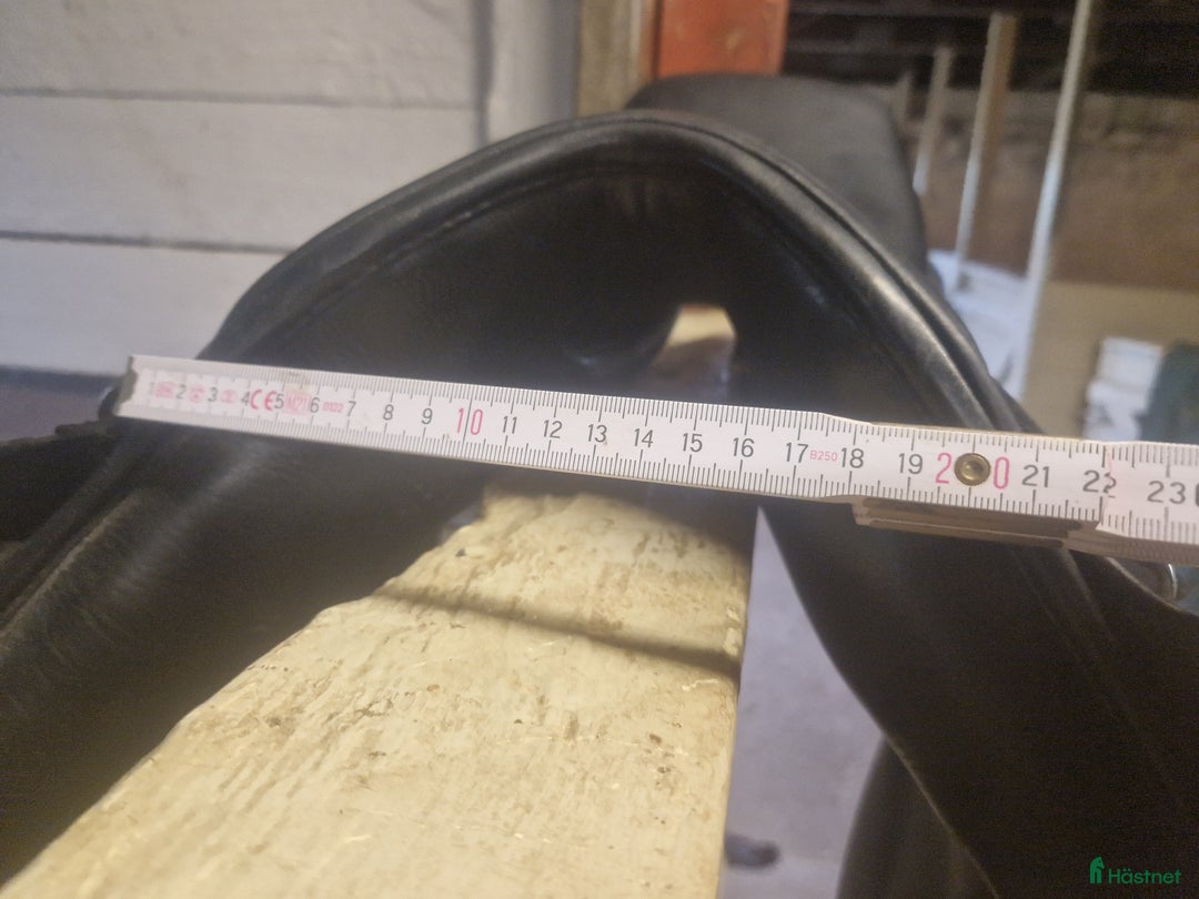 Sadlar hästutrustning till salu: Trevlig hoppsadel till en mindre ryttere i Hjärnarp - Annons 3