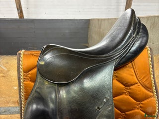 Sadlar hästutrustning till salu: Äldre Stübben sadel i Vittsjö - Annons 1