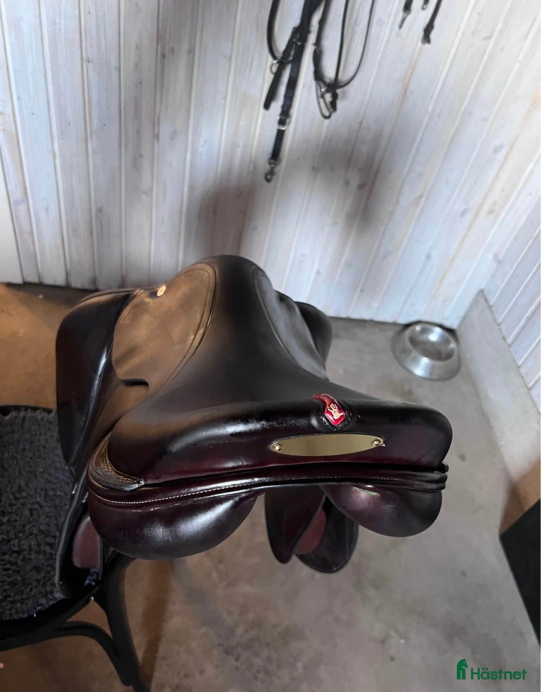 Sadlar hästutrustning till salu: Mörkbrun 17,5” Equipe EK26 med L-kåpor i Borås - Annons 5