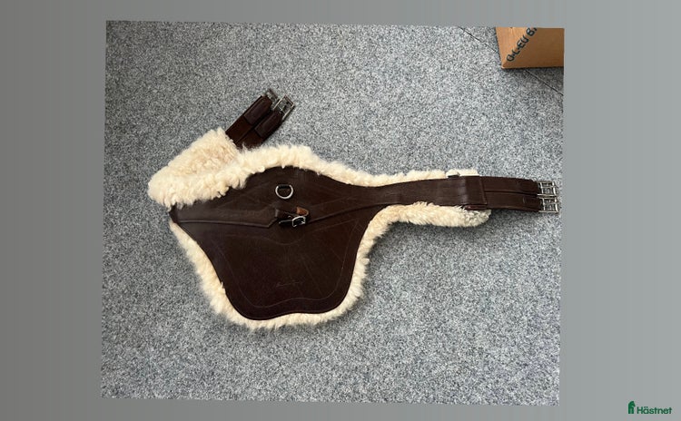 Sadeltillbehör hästutrustning till salu: Magplatta 135, fårskinnspadd  i Bankeryd - Annons 10