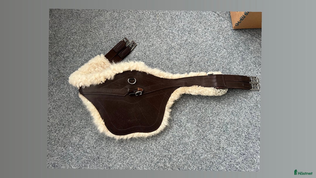 Sadeltillbehör hästutrustning till salu: Magplatta 135, fårskinnspadd  i Bankeryd - Annons 1