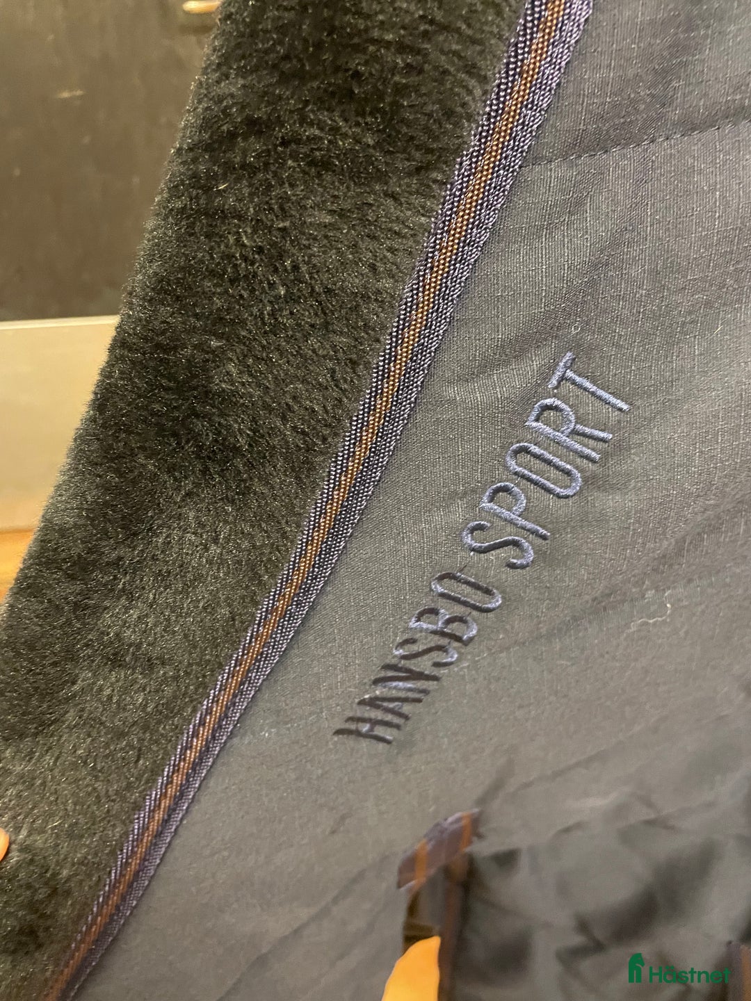 Täcken hästutrustning till salu: Nytt 200 g stalltäcke, endast provat i Uppsala - Annons 3