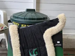 Schabrak & Vojlockar hästutrustning till salu: Dressyrvojlock fårskinn i Virsbo - Annons 2