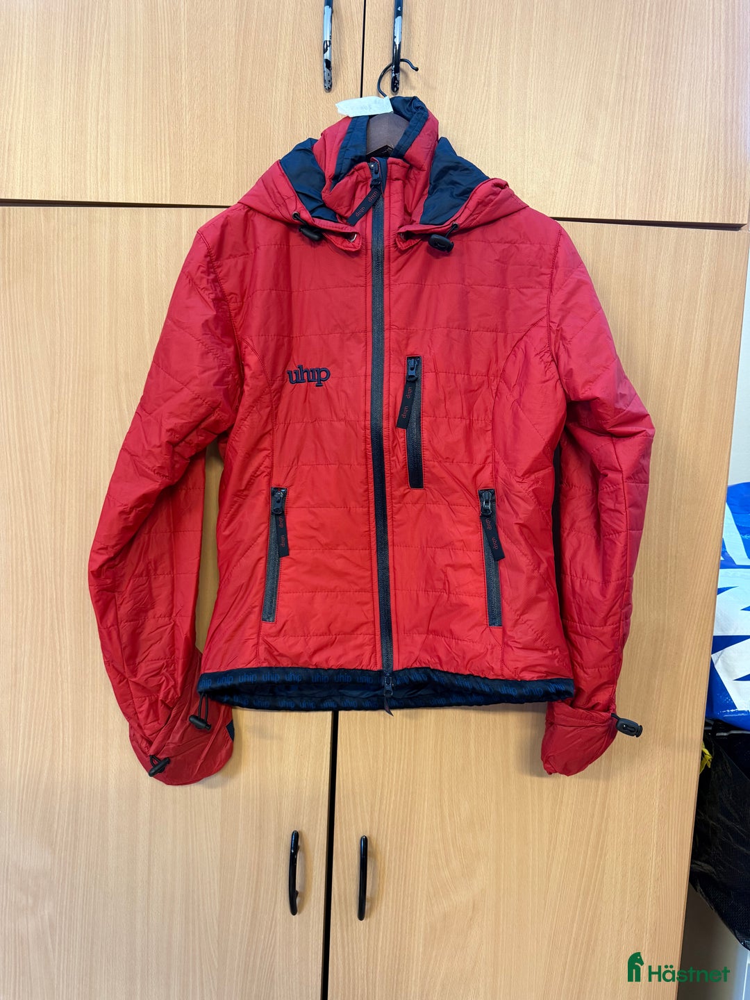 Jackor & Kavajer ryttarutrustning till salu: tunn jacka från Uhip i Vendelsö - Annons 1