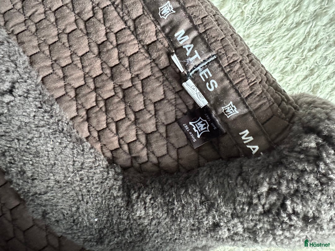 Schabrak & Vojlockar hästutrustning till salu: Mattes schabrak med fårskinn stl L - Hopp - brunt i Stockholm - Annons 4