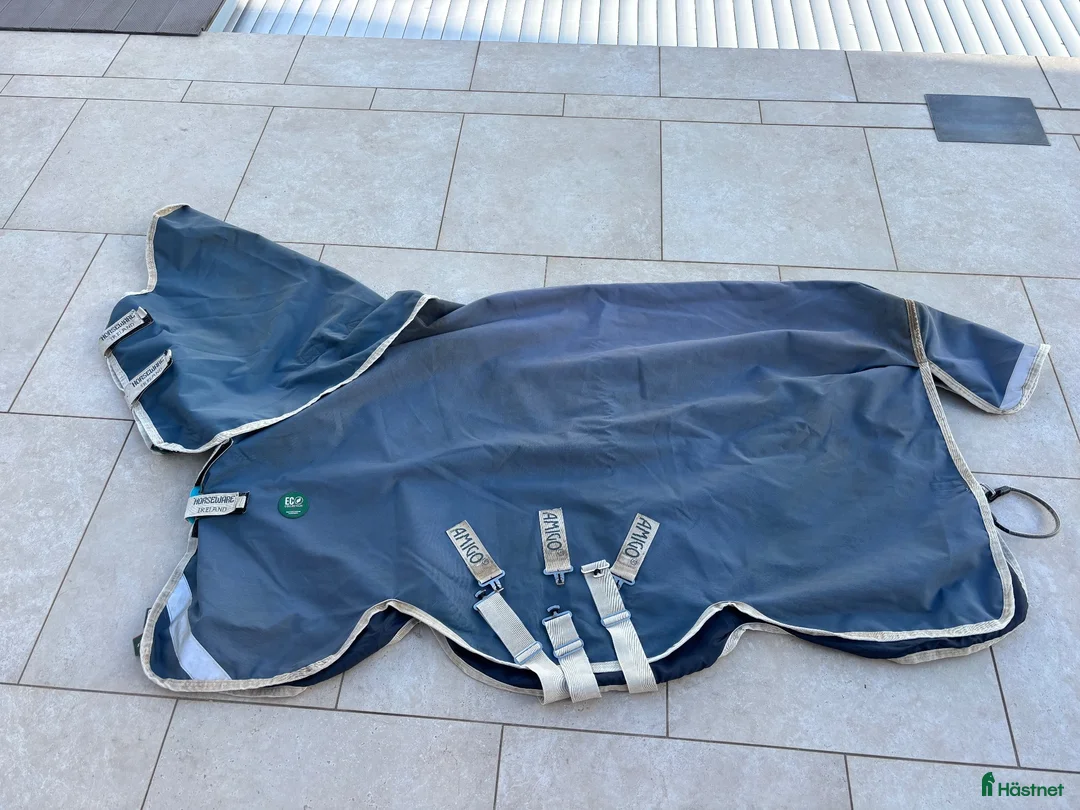 Täcken hästutrustning till salu: Regntäcke Amigo Eco 12 plus 0 g - fint skick! - Annons 1