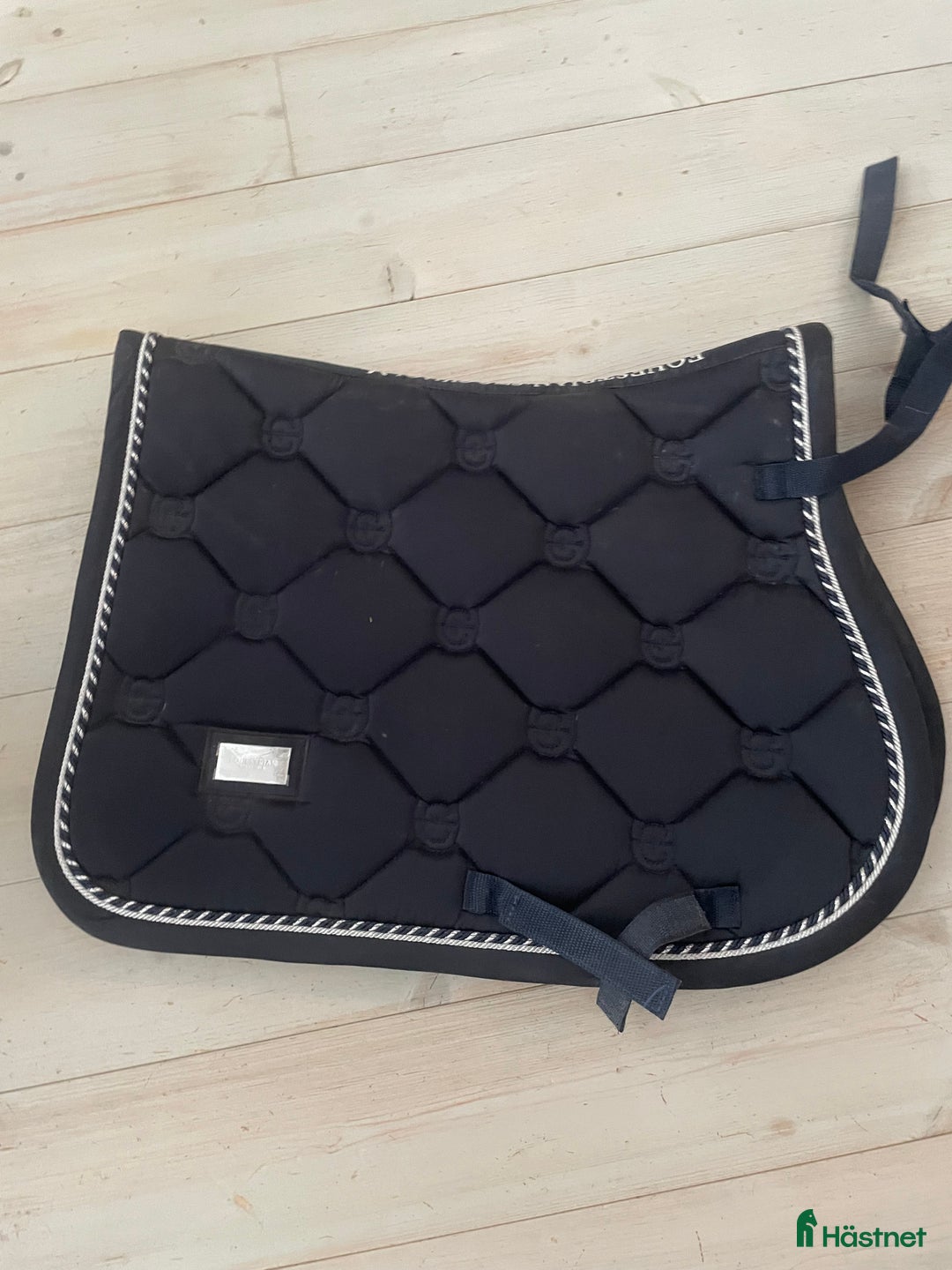 Schabrak & Vojlockar hästutrustning till salu: Marinblått Equestrian Stockholm schabrak i Mockfjärd - Annons 1