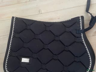 Schabrak & Vojlockar hästutrustning till salu: Marinblått Equestrian Stockholm schabrak i Mockfjärd - Annons 16