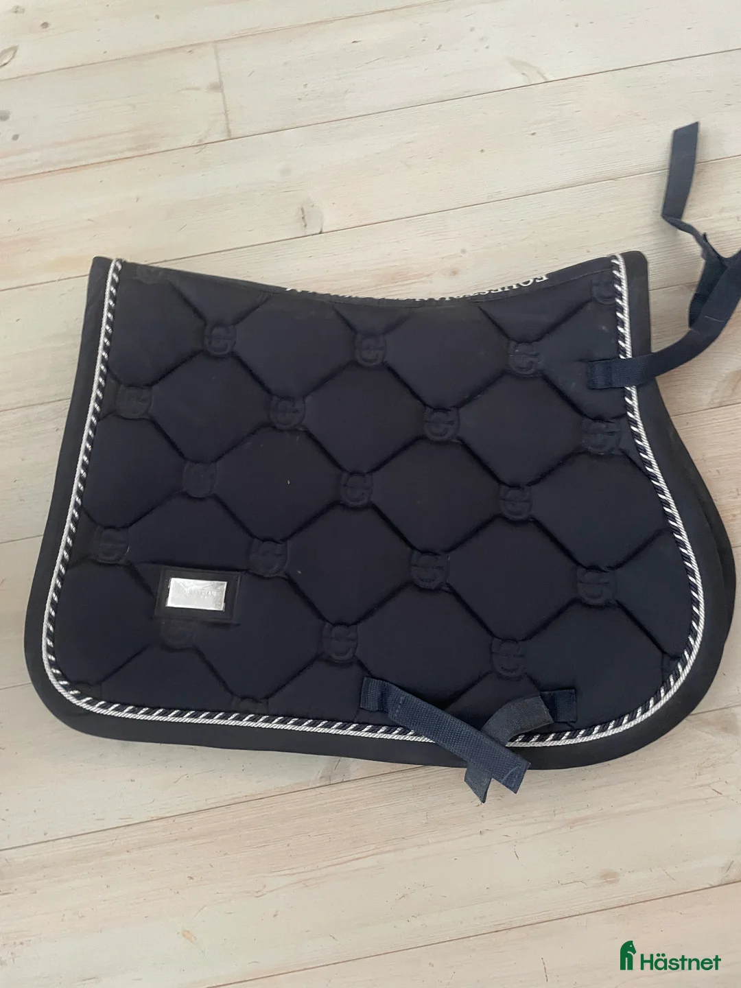 Schabrak & Vojlockar hästutrustning till salu: Marinblått Equestrian Stockholm schabrak i Mockfjärd - Annons 1