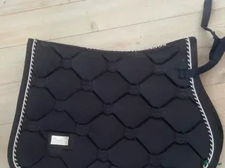 Schabrak & Vojlockar hästutrustning till salu: Marinblått Equestrian Stockholm schabrak i Mockfjärd - Annons 1