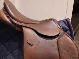 Sadlar hästutrustning till salu: Sir Walter Knights sadel i Allerum - Annons 1