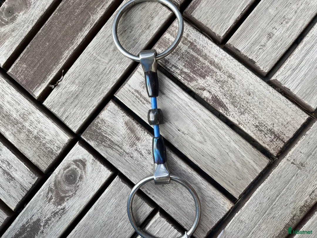 Bett hästutrustning till salu: Bombers tredelat cable bett 9,5 i Sundbyberg - Annons 3