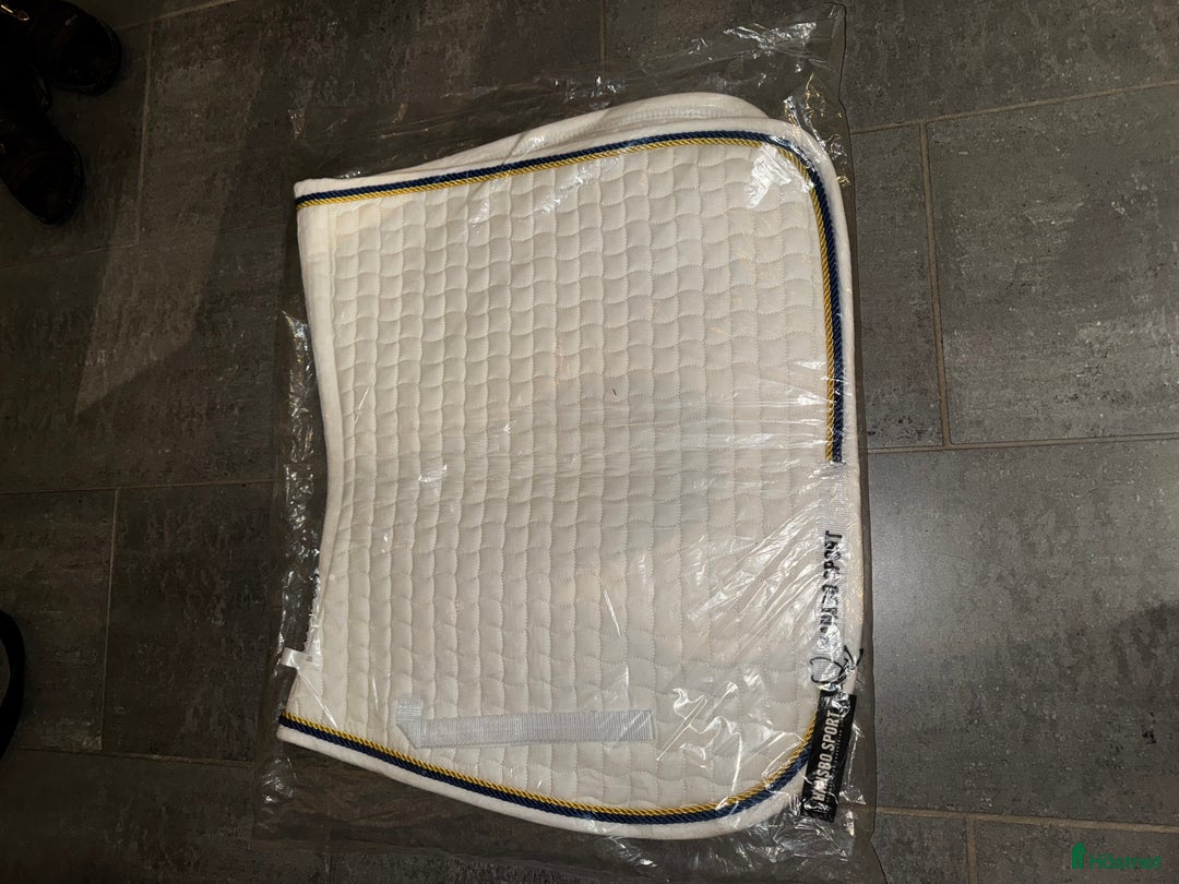 Schabrak & Vojlockar hästutrustning till salu: Vitt dressyrschabrak storlek full i Motala - Annons 2