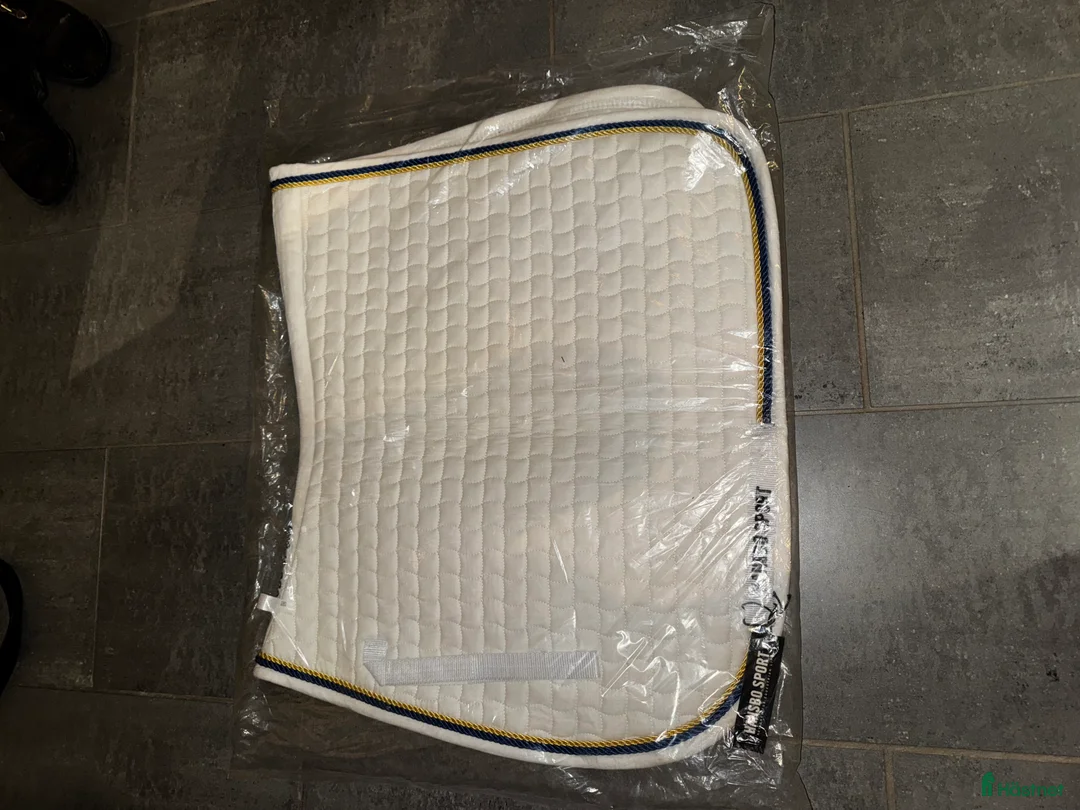 Schabrak & Vojlockar hästutrustning till salu: Vitt dressyrschabrak storlek full i Motala - Annons 2