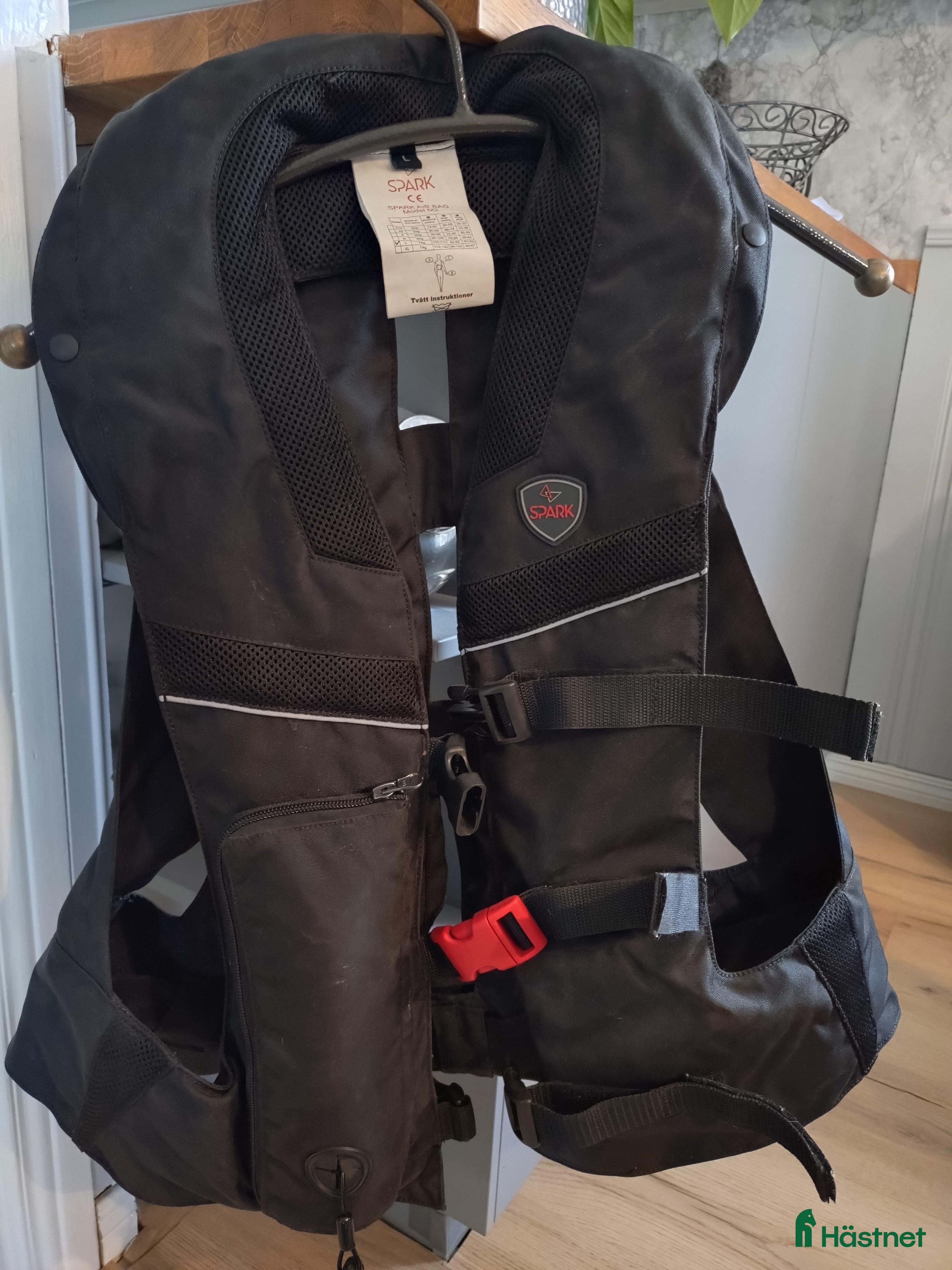 Säkerhetsvästar ryttarutrustning till salu: EQ3 Spark Air Vest i Katrineholm - Annons 11