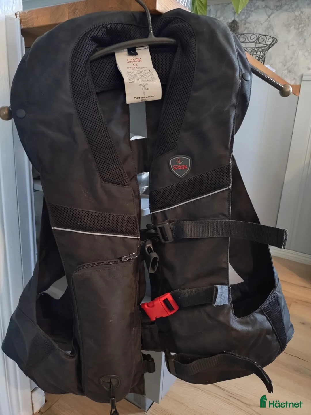 Säkerhetsvästar ryttarutrustning till salu: EQ3 Spark Air Vest i Katrineholm - Annons 1