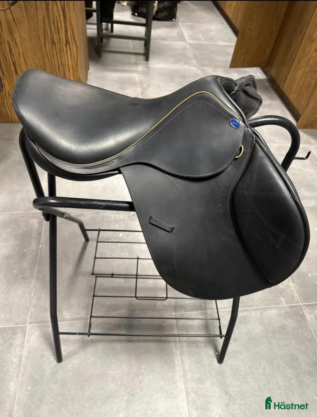 Sadlar hästutrustning till salu: Fin sadel till bra pris! - Annons 1