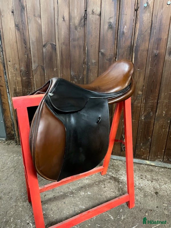 Sadlar hästutrustning Butet C 17,5” - Annons 2