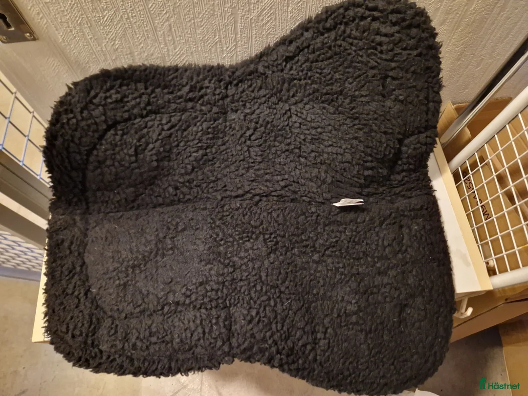 Sadeltillbehör hästutrustning till salu: Sadelpadd med fuskpäls i Hallstahammar - Annons 2