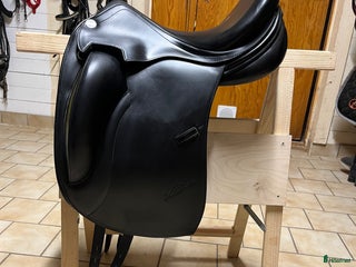 Sadlar hästutrustning till salu: Erreplus Vittoria dressyrsadel i Hudiksvall - Annons 2
