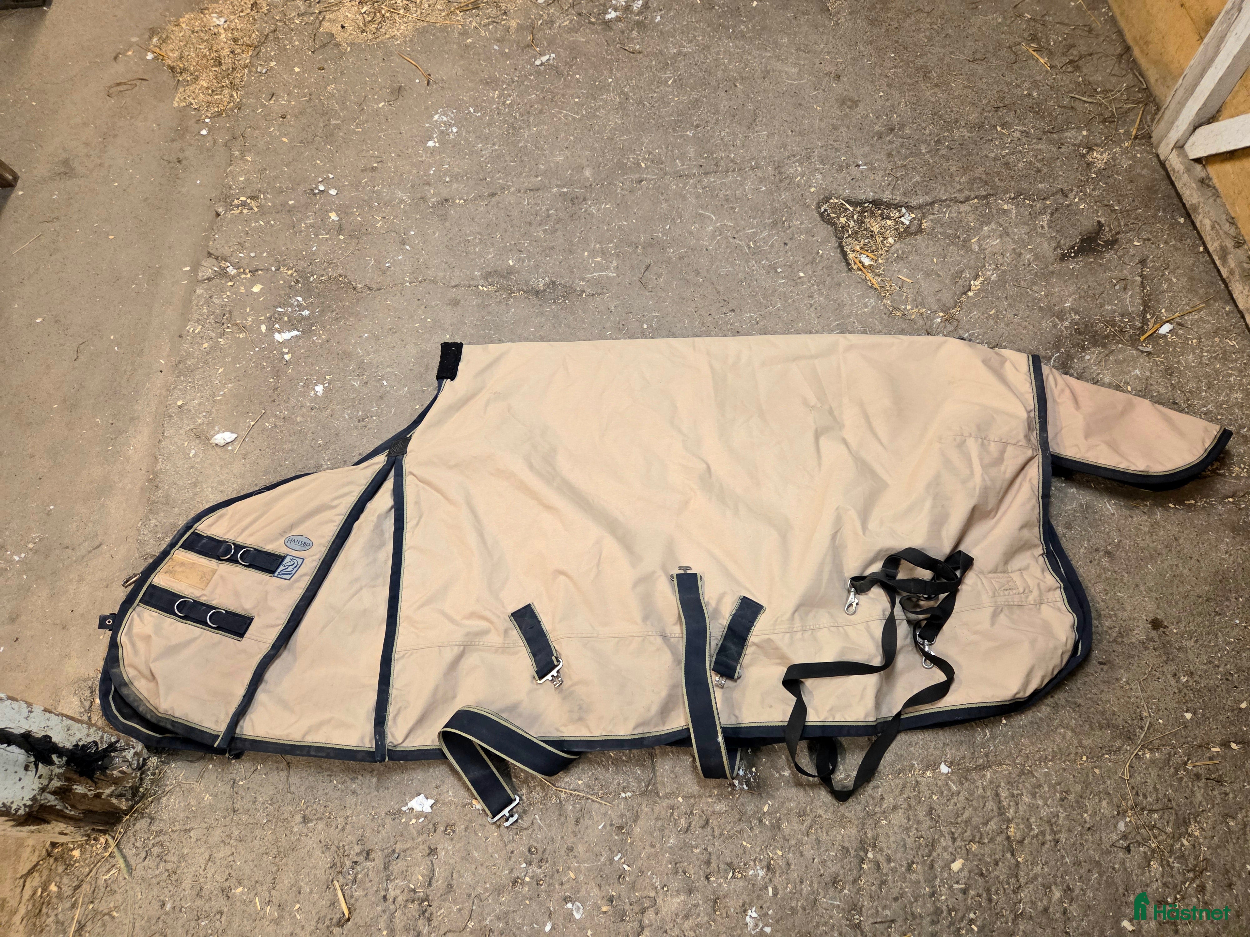 Täcken hästutrustning till salu: Vintertäcke i Örsundsbro - Annons 1