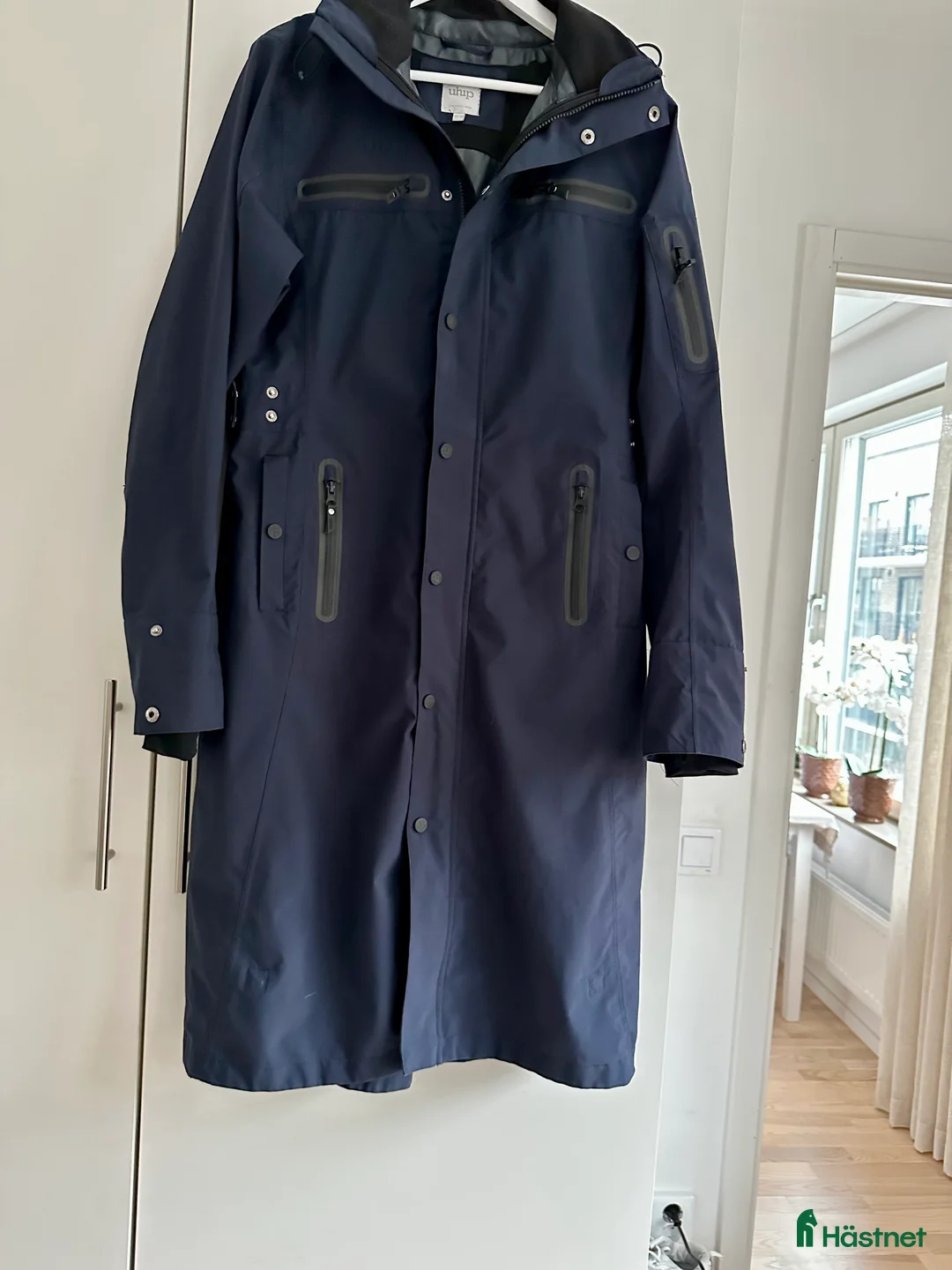 Jackor & Kavajer ryttarutrustning till salu: Uhip trenchcoat strl 38 i Eskilstuna - Annons 1