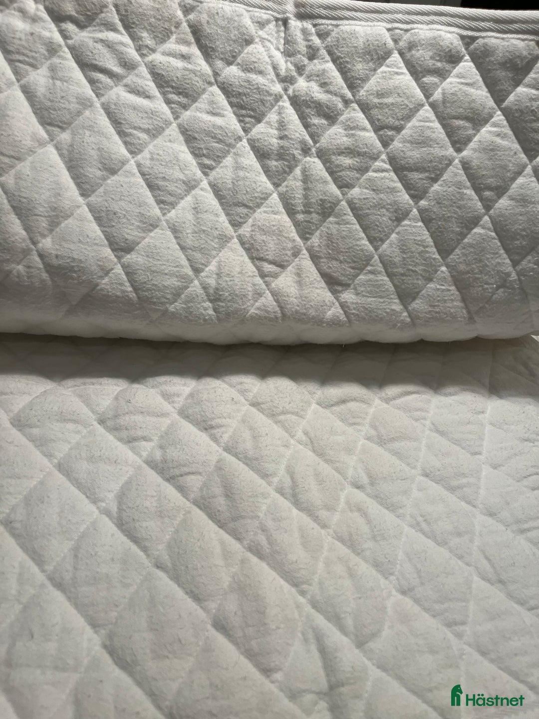 Schabrak & Vojlockar hästutrustning till salu: Vitt sammetsschabrak i Knivsta - Annons 3