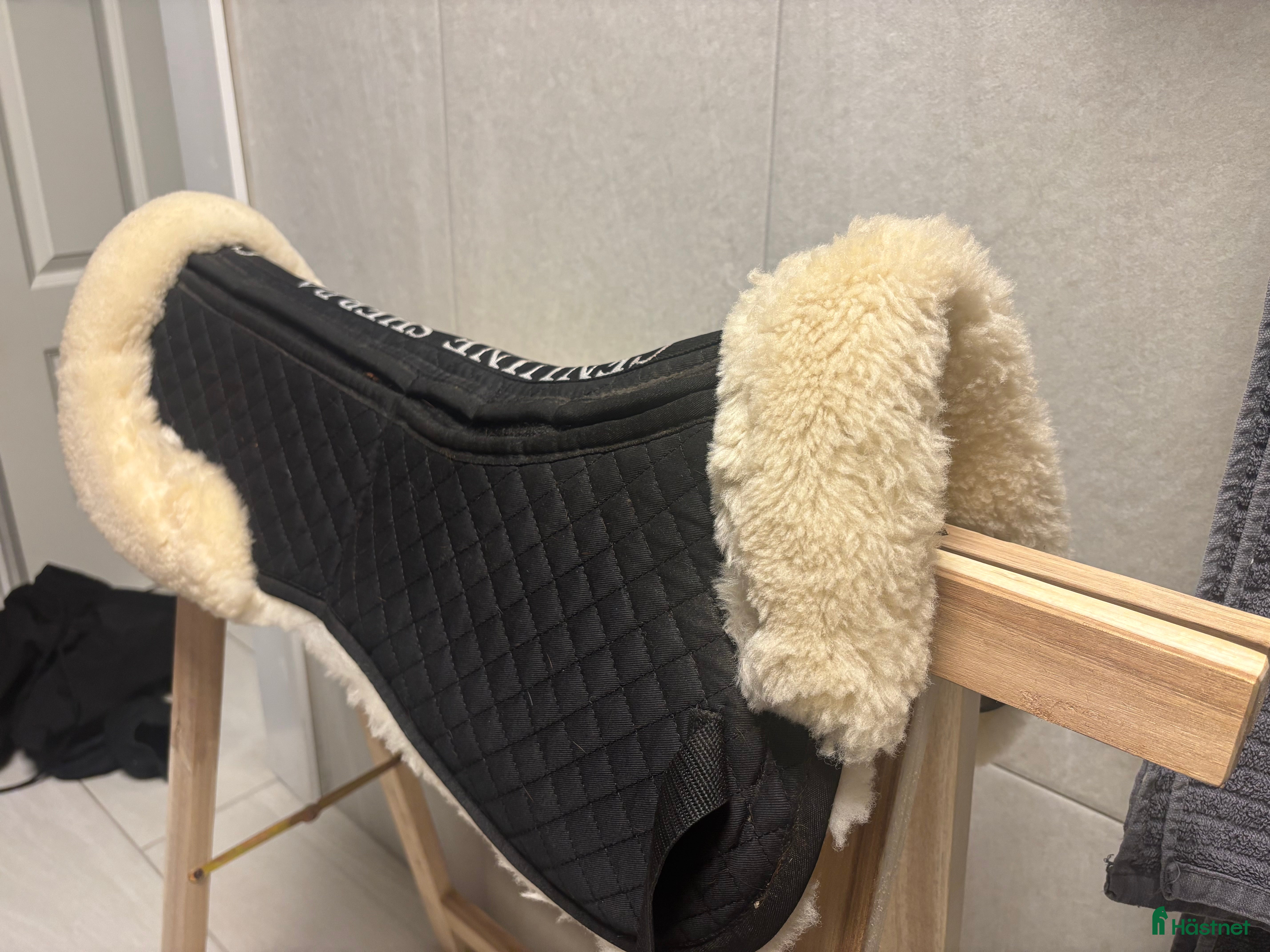 Sadeltillbehör hästutrustning till salu: Anatomisk fårskinnspad i Landskrona - Annons 17