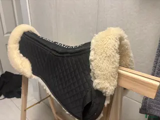 Sadeltillbehör hästutrustning till salu: Anatomisk fårskinnspad i Landskrona - Annons 2