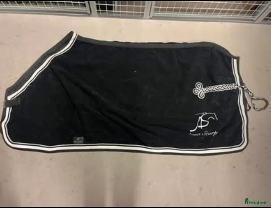 Täcken hästutrustning till salu: Anna Scarpati fleecetäcke - Annons 1