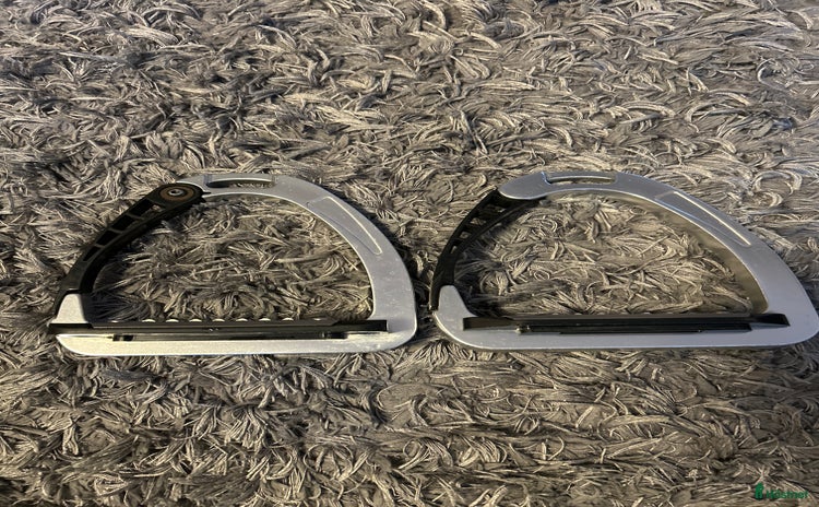 Stigbyglar hästutrustning till salu: Acavallo stigbyglar i Värnamo - Annons 1