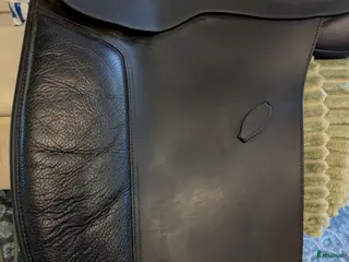 Sadlar hästutrustning till salu: Arena dressyr 17", mycket välskött i Visby - Annons 2