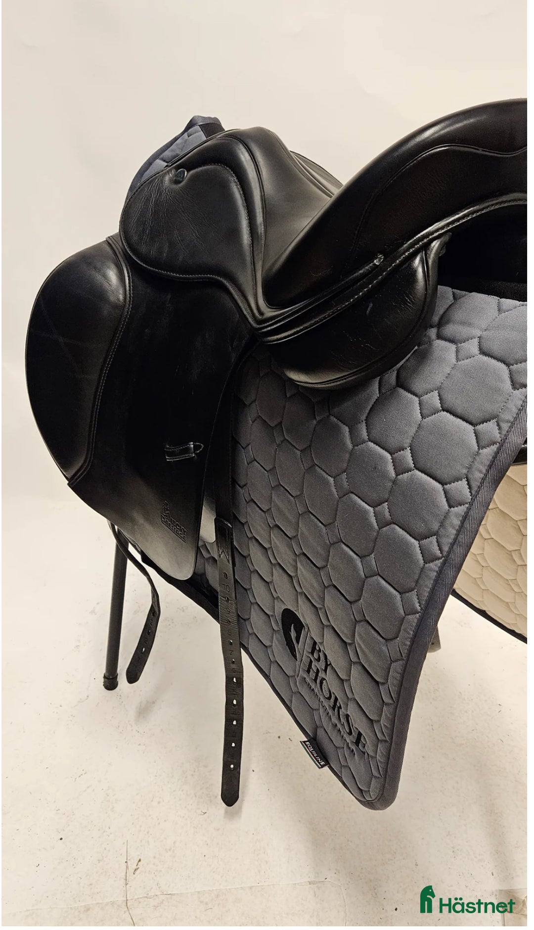 Sadlar hästutrustning till salu: Dressyrsadel från Prestige för mindre ryttare i Enebyberg - Annons 2