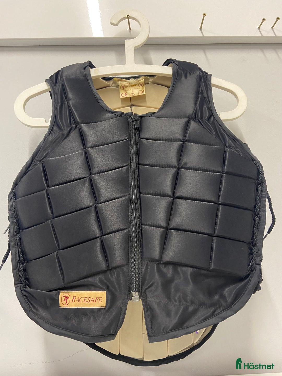 Säkerhetsvästar ryttarutrustning till salu: 2 ridvästar till salu i Tibro - Annons 3