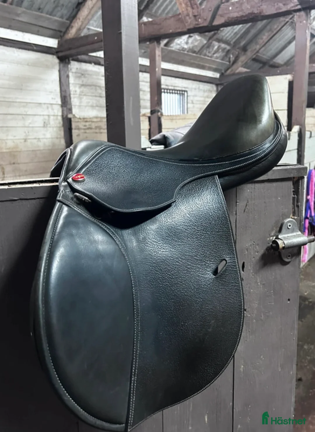 Sadlar hästutrustning till salu: Knights Sir Walter hoppsadel, 17 tum - Annons 1