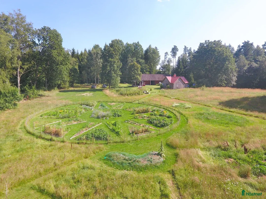  hästgårdar till salu: Gård med renoverat timmerhus på rofyllt läge i Ljungby - Annons 2