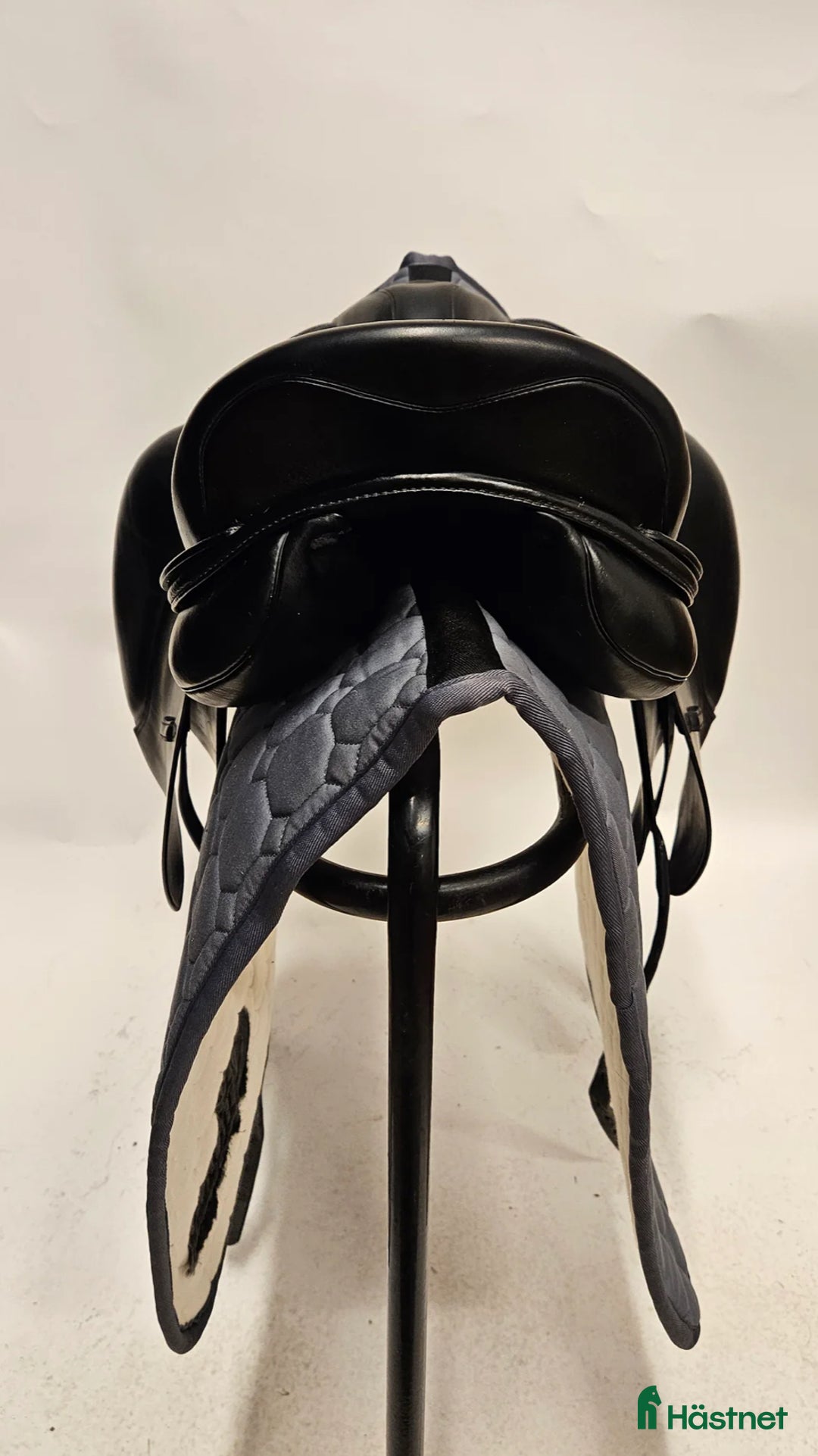 Sadlar hästutrustning till salu: Dressyrsadel från Prestige för mindre ryttare i Enebyberg - Annons 3