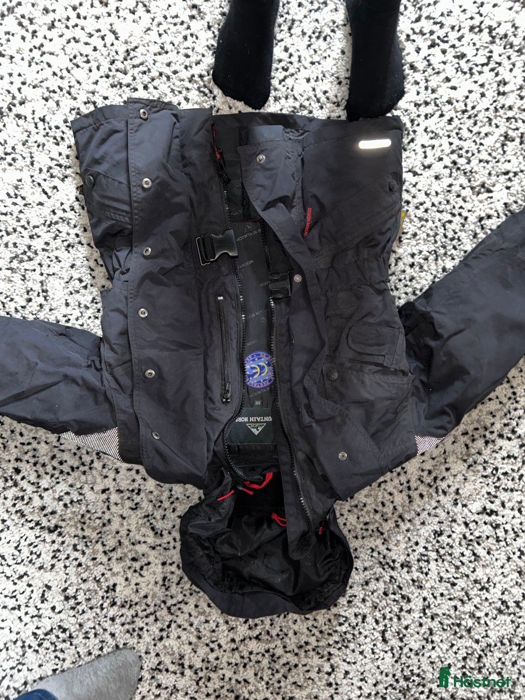 Säkerhetsvästar ryttarutrustning till salu: Ridjacka med inbyggd ridväst i Mörrum - Annons 2