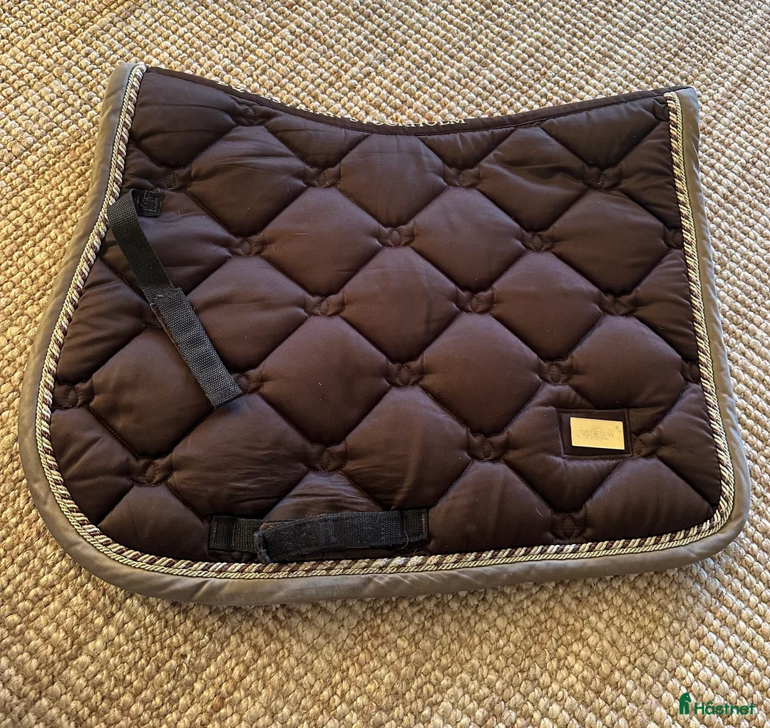 Schabrak & Vojlockar hästutrustning till salu: Brunt es schabrak  i Lidingö - Annons 1