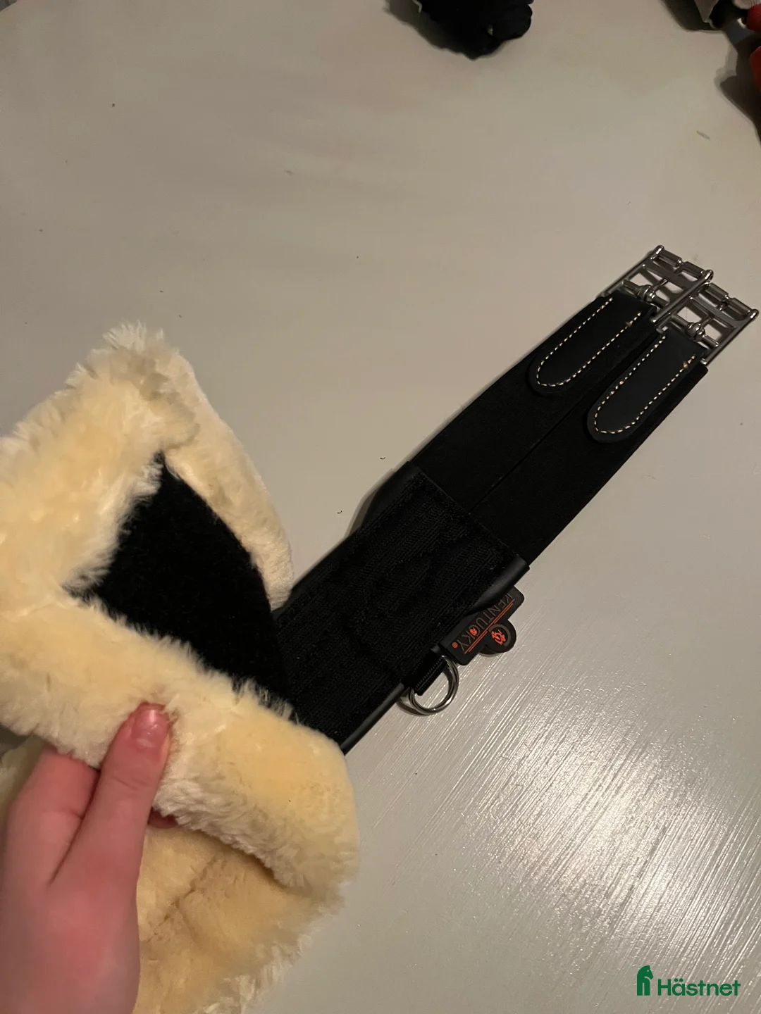 Sadeltillbehör hästutrustning till salu: Ny Kentucky magplatta med avtagbart fårskinn  - Annons 4