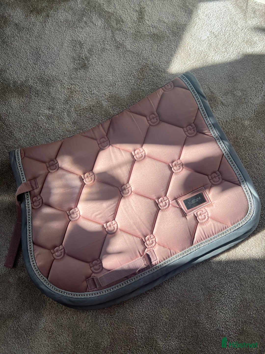 Schabrak & Vojlockar hästutrustning till salu: Rosa Es schabrak  i Storfors - Annons 2