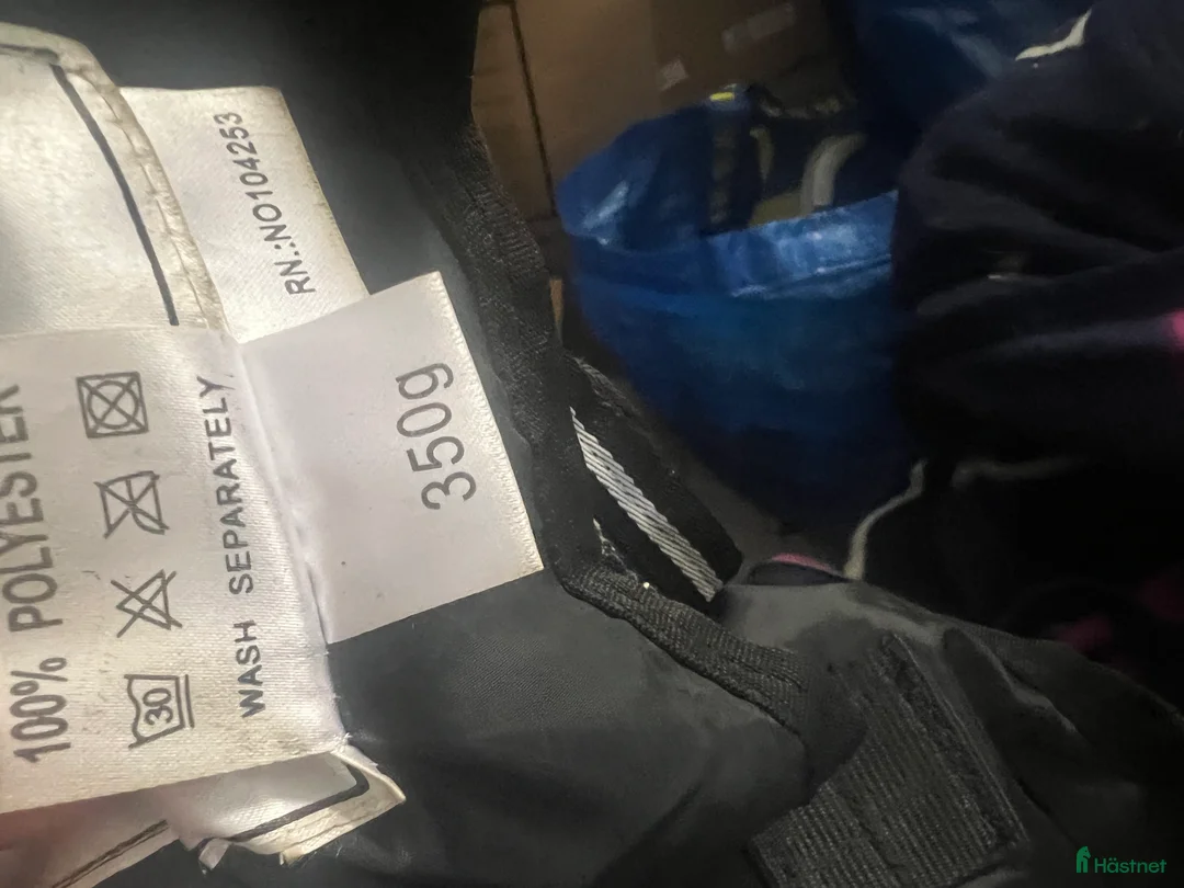 Täcken hästutrustning till salu: Svart amigo vintertäcke i bra skick  i Stockholm - Annons 3