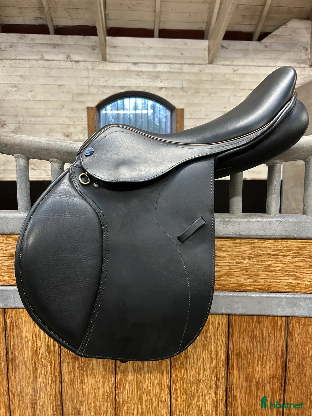 Sadlar hästutrustning till salu: Svart Lippo Fazzino 17” hoppsadel - Annons 3