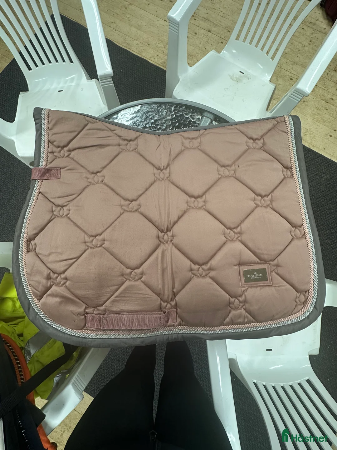 Sadeltillbehör hästutrustning till salu: Rosa schabrak säljes  i Säve - Annons 2