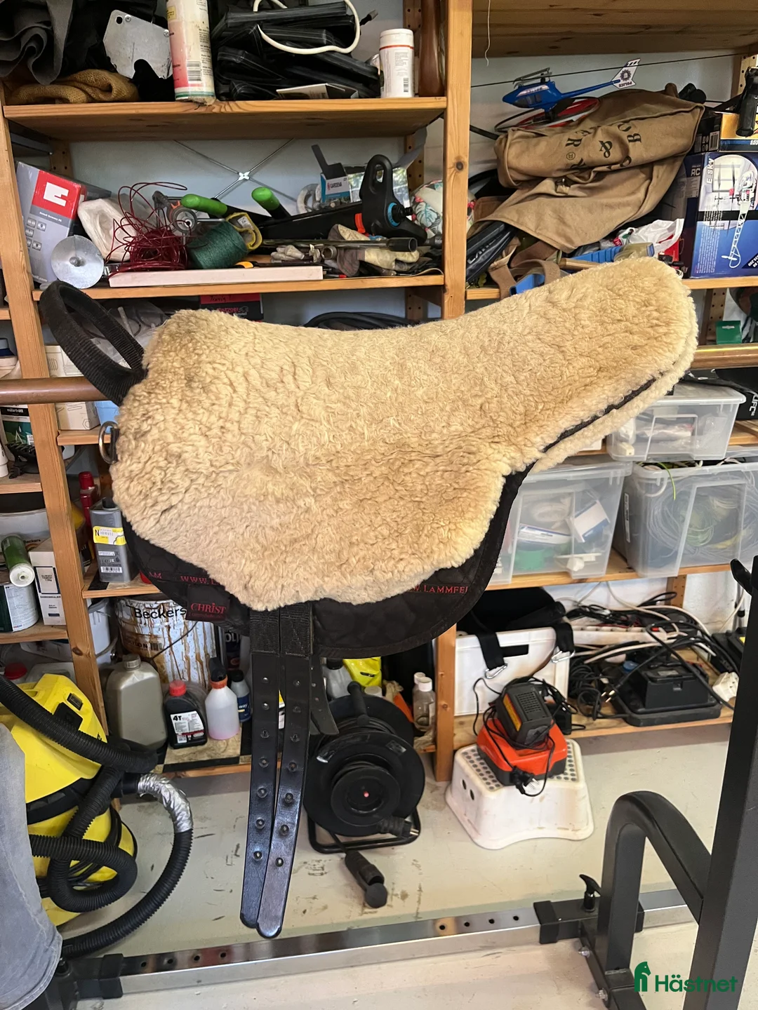 Sadeltillbehör hästutrustning till salu: Barbacka sadel i fårskinn, ponny i Uppsala - Annons 2