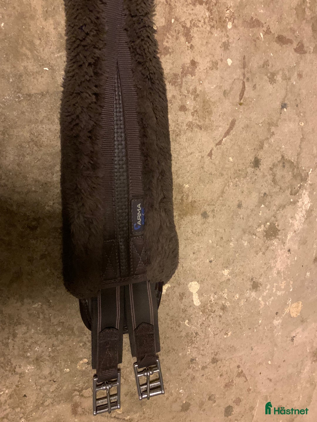 Sadeltillbehör hästutrustning till salu: Arma  Anatomisk Sadelgjord SupaFleece Brun 130cm i Hanaskog - Annons 4