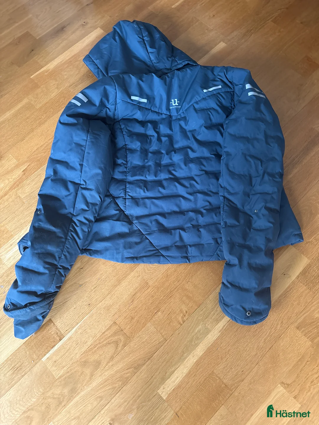 Jackor & Kavajer ryttarutrustning till salu: Uhipjacka i toppskick säljes i Stockholm - Annons 2