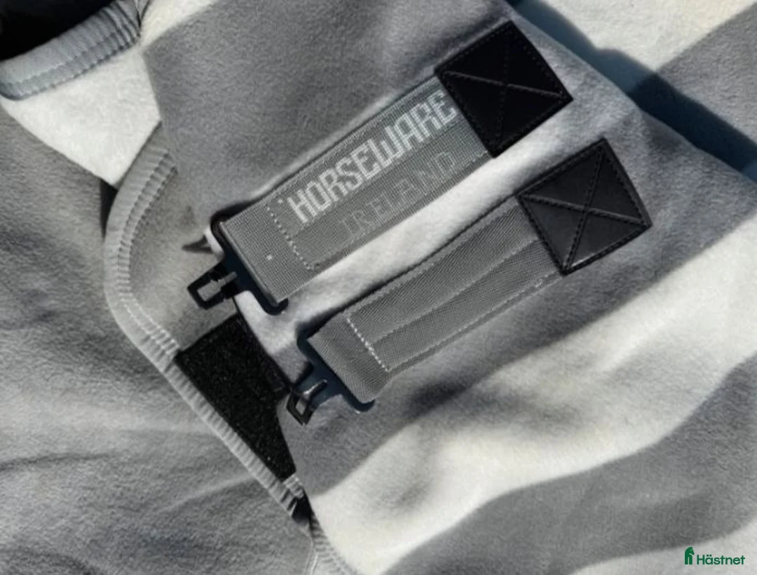 Täcken hästutrustning till salu: Newmarket Fleece Cooler - Annons 2