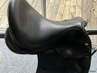 Sadlar hästutrustning till salu: Svart dressyrsadel från Globus i Mellerud - Annons 1