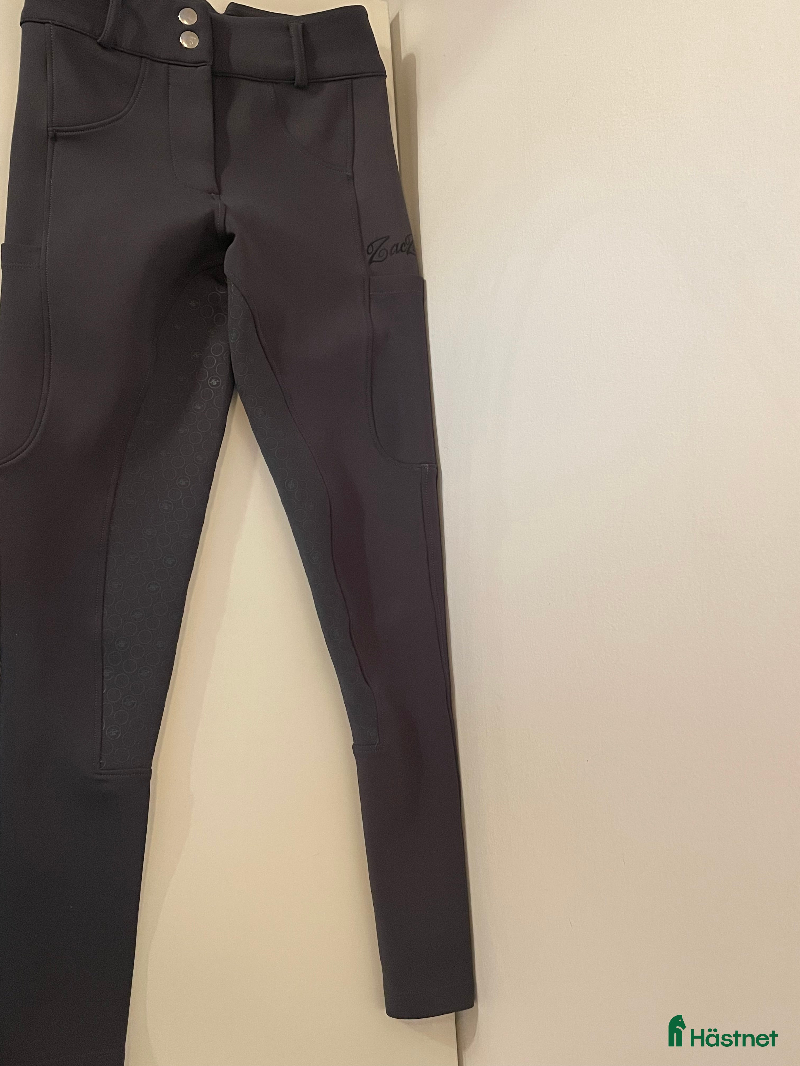 Ridbyxor ryttarutrustning till salu: Olivgröna Zaczess ridbyxor till salu i Södertälje - Annons 3